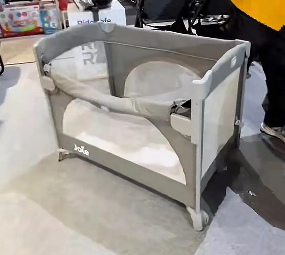 Baby crib joie baby