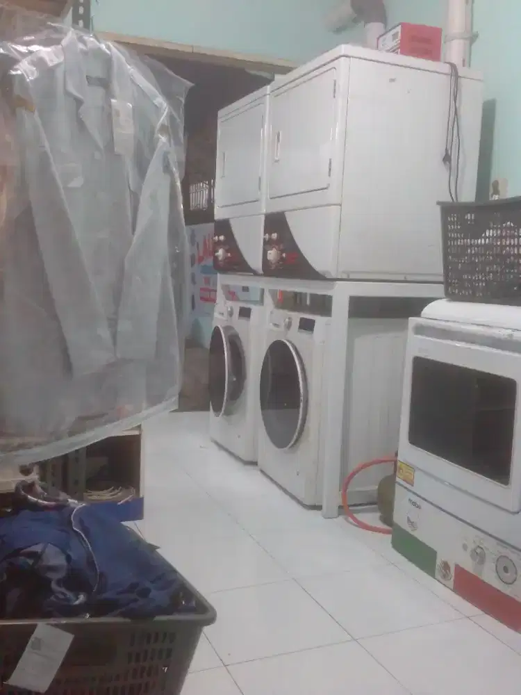 Karyawan Laundry Setrika Uap