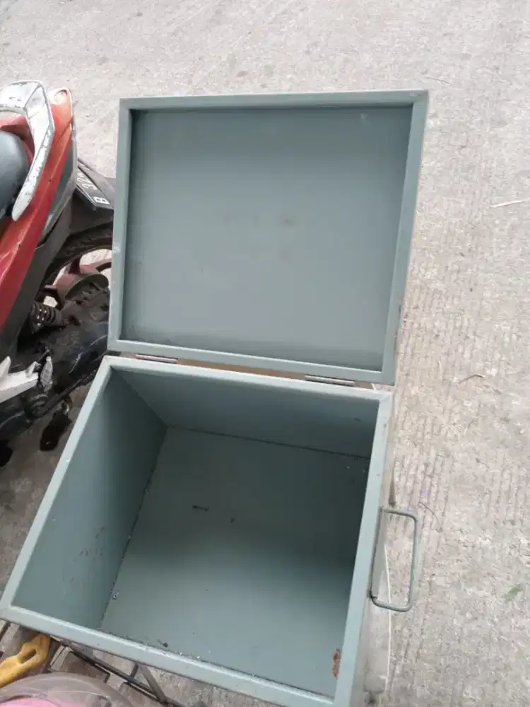 Kotak besi siap pakai