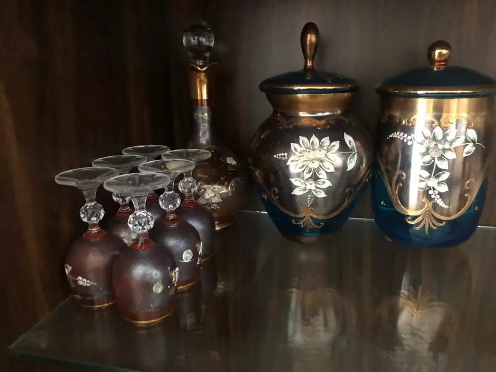 Koleksi hiasan piring dan gelas cantik