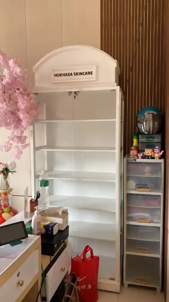 LEMARI PUTIH ESTETIC