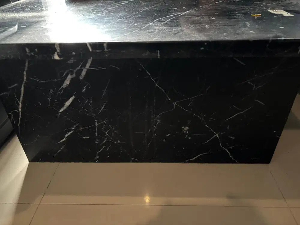 Meja full marmer hitam dan putih