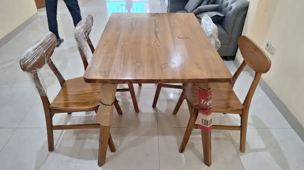 1 set meja makan 4 kursi Jati