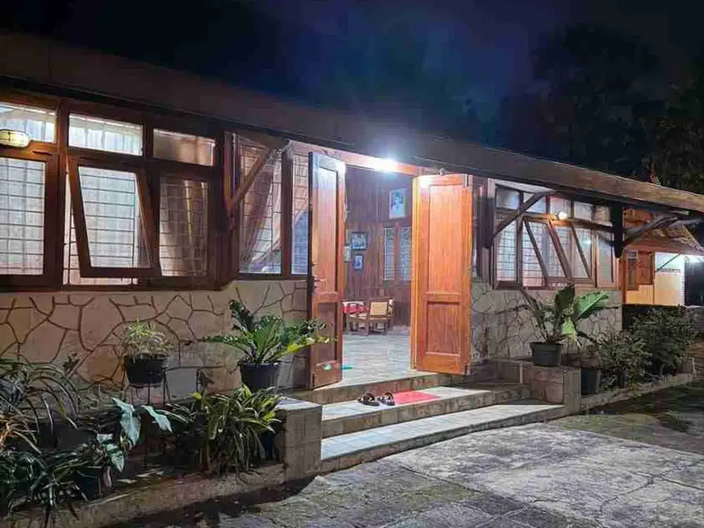 rumah unik dengan halaman luas