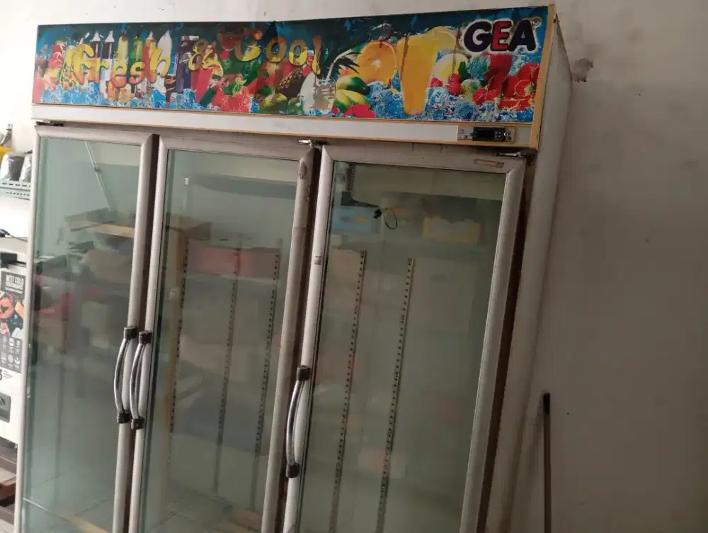 Showcase 3 pintu GEA 1554lt