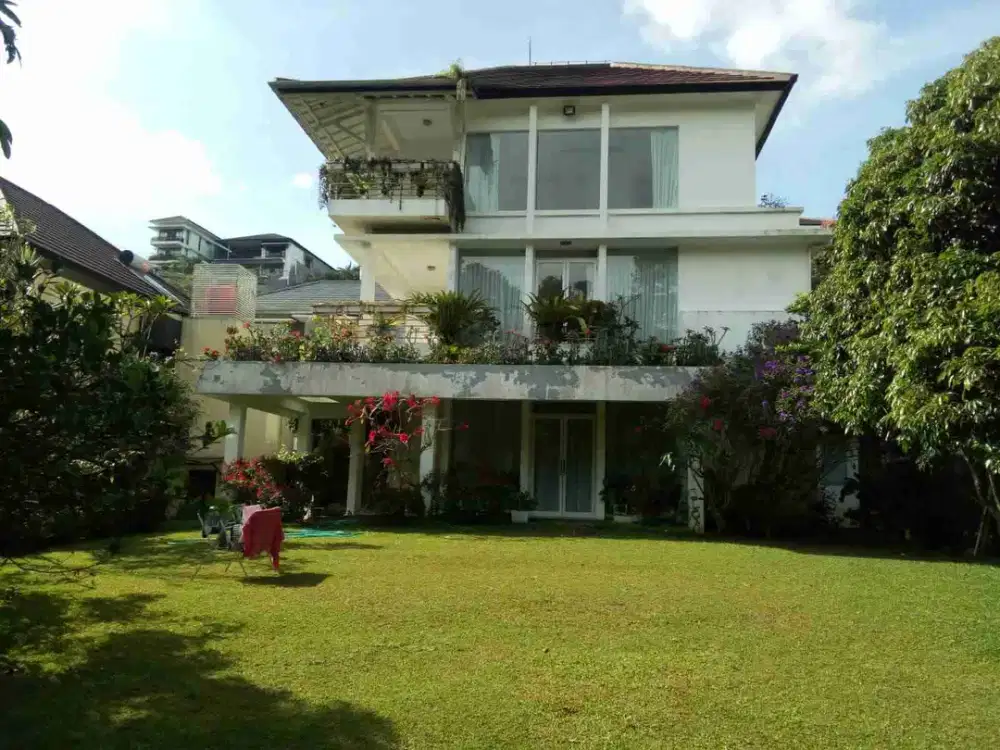 Rumah Asri Dengan Halaman Belakang Luas  Siap Huni di Resor Dago Pakar Bandung