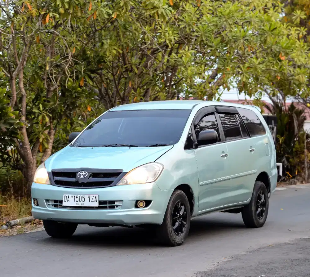 Toyota Kijang inova Manual Bensin tipe V (tipe tertinggi)