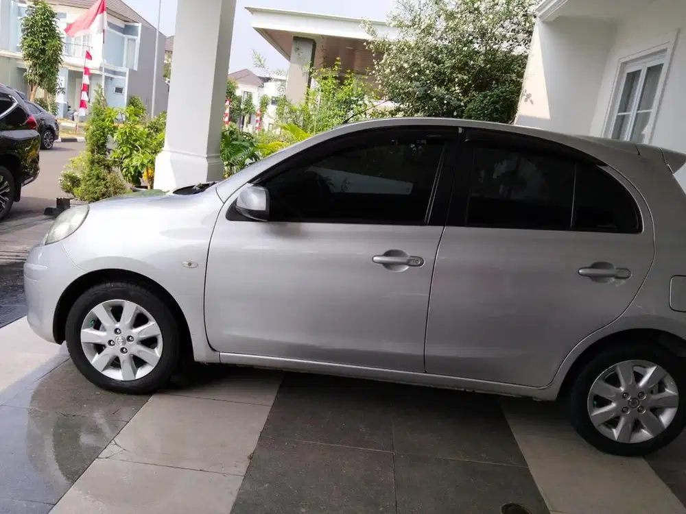 Nissan march 1.2 AT