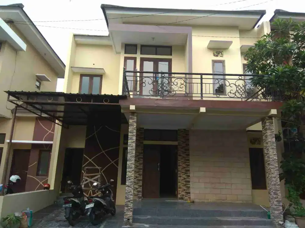 Rumah Minimalis di lingkungan Perumahan Menengah Atas