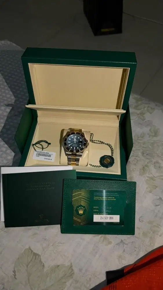 Rolex Submariner Date 41mm Yellow Gold Black