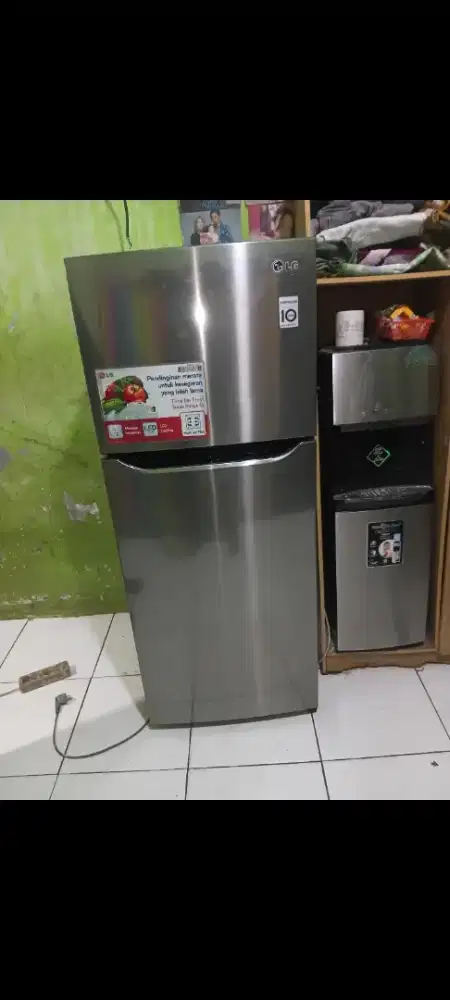 Kulkas 2 pintu merek lg semi inventer adem normal