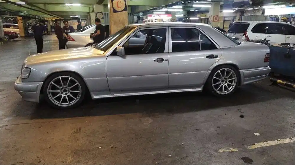 Mercedes-Benz E300 1991 Bensin