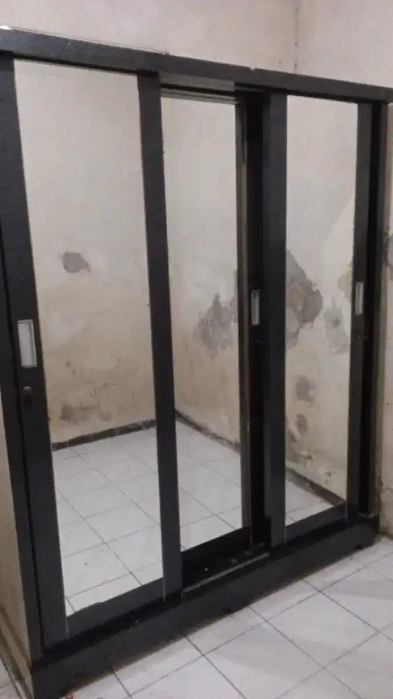 Lemari baju 3 pintu