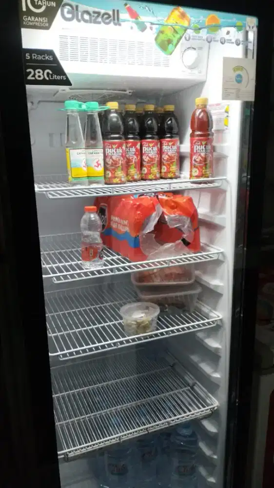 Lemari pendingin polytron