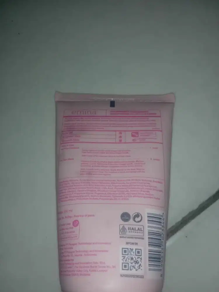 Emina strawberry coklat