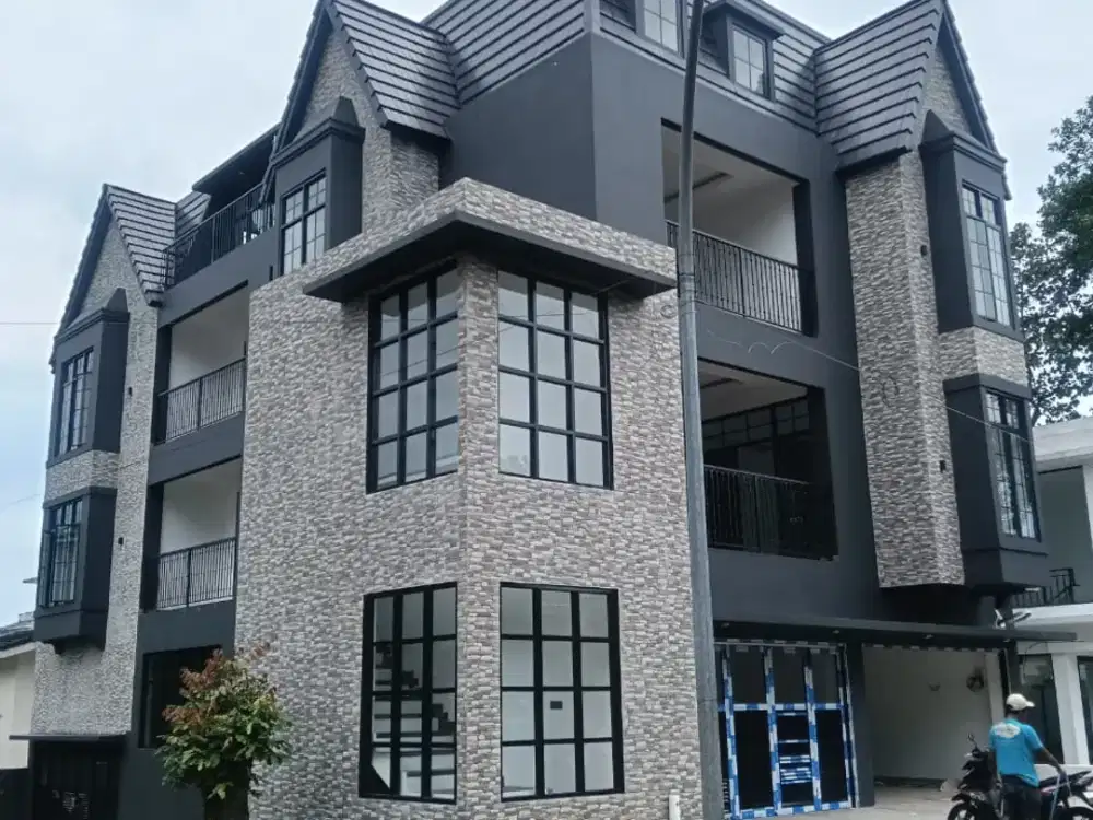 DIJUAL RUMAH PREMIUM 3 LANTAI BAGUS SIAP HUNI HOOK NEGO SENTUL CITY