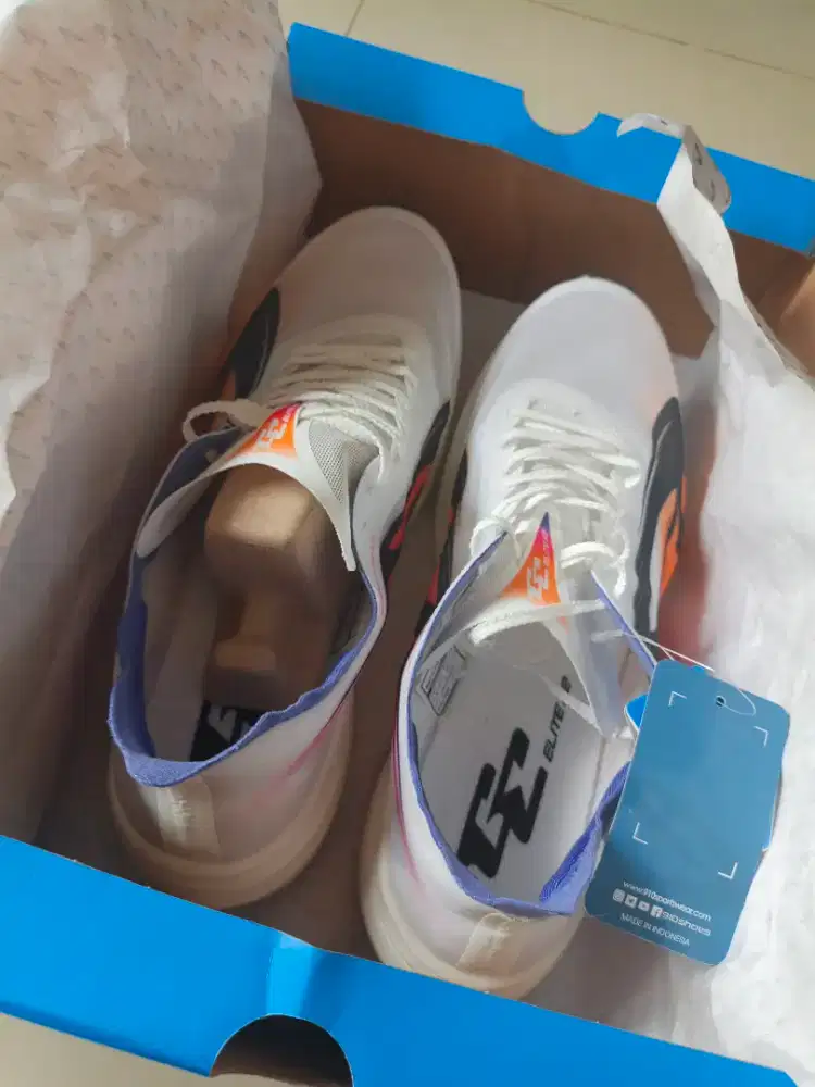 Sepatu lari Geist ekiden elite x2