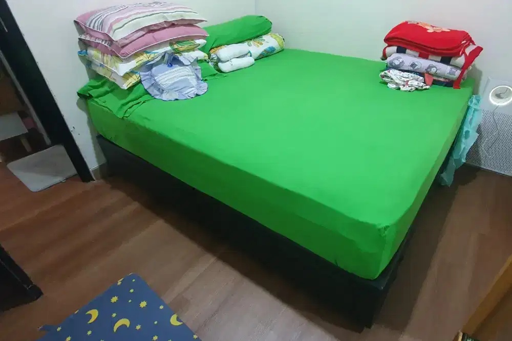 Dipan tempat tidur