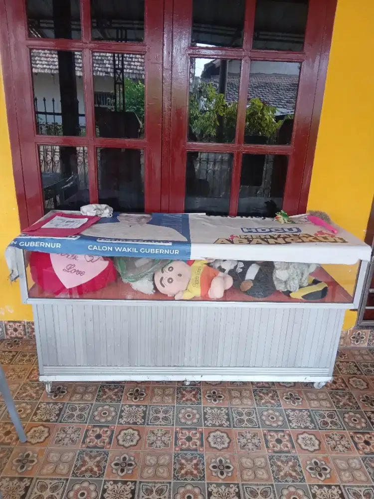Di juak etalase konter mah bagus