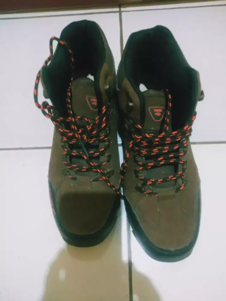 Dijual aja nih sepatu  second pria UK.43 barangkali ada yg minat