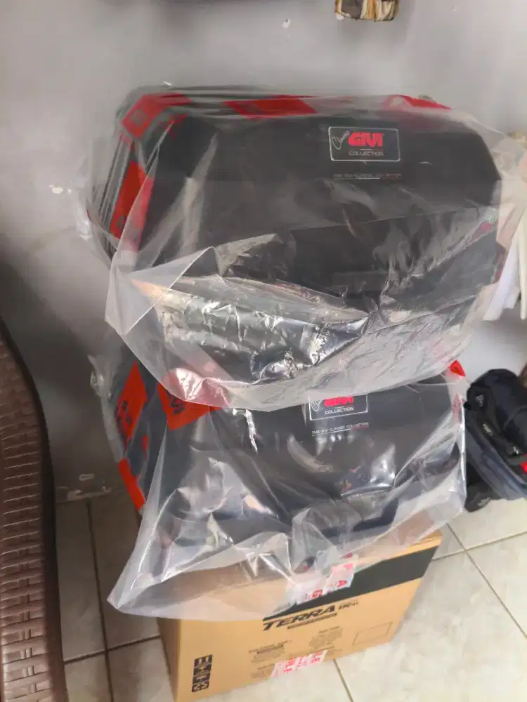 Box motor givi e20 2 pcs borongan aja kondisi baru