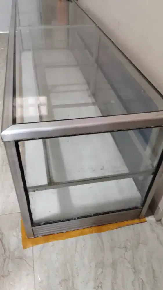 Lemari kaca bekas warteg