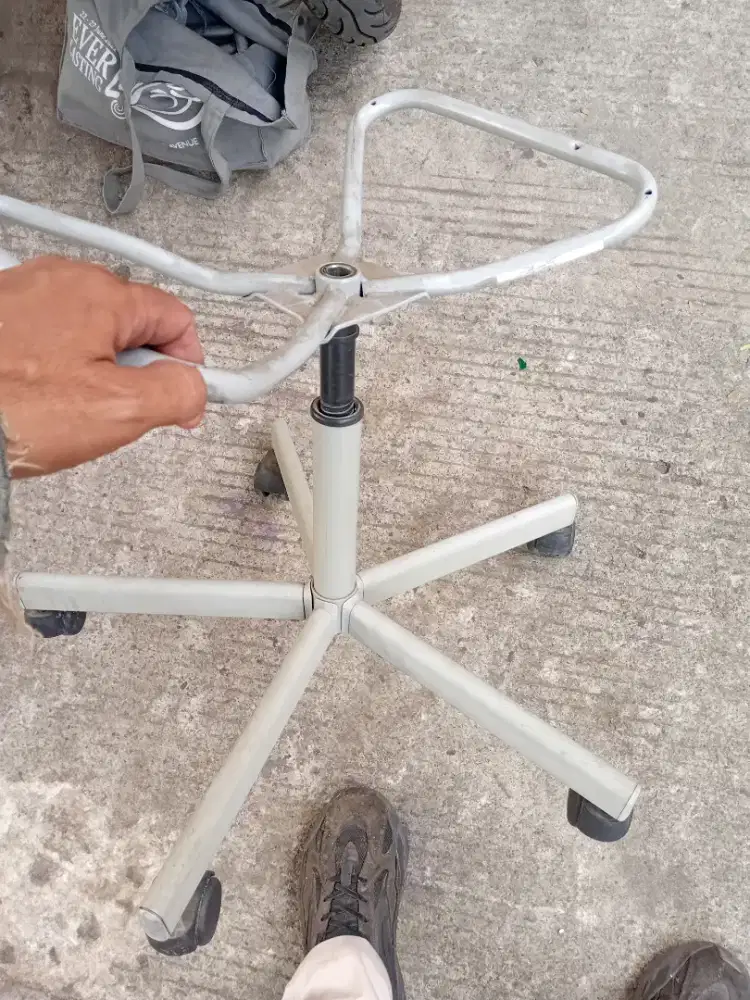 Kakinya kursi ikea