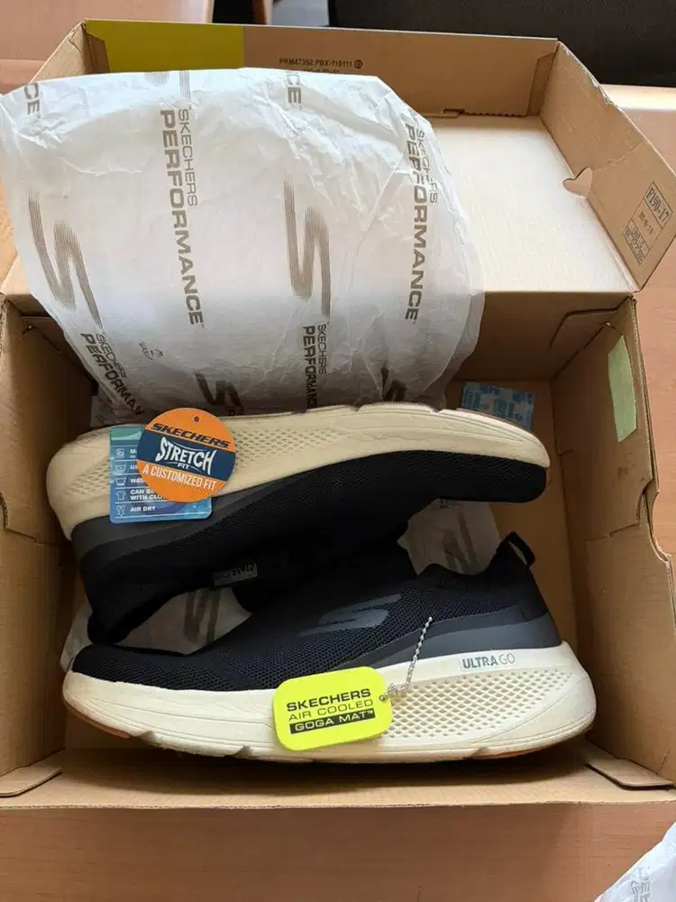 skechers ultra go hitam putih