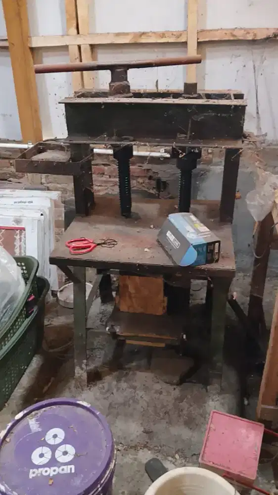 Meja presan karet manual
