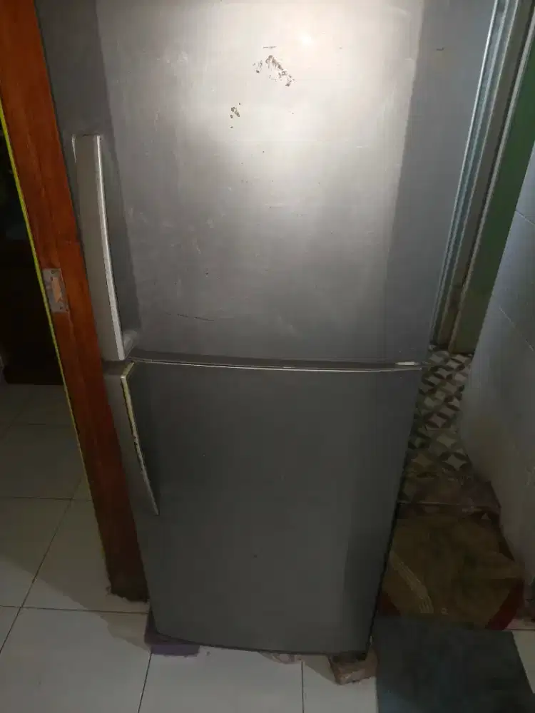 Kulkas LG 2 pintu freezer dan chiler