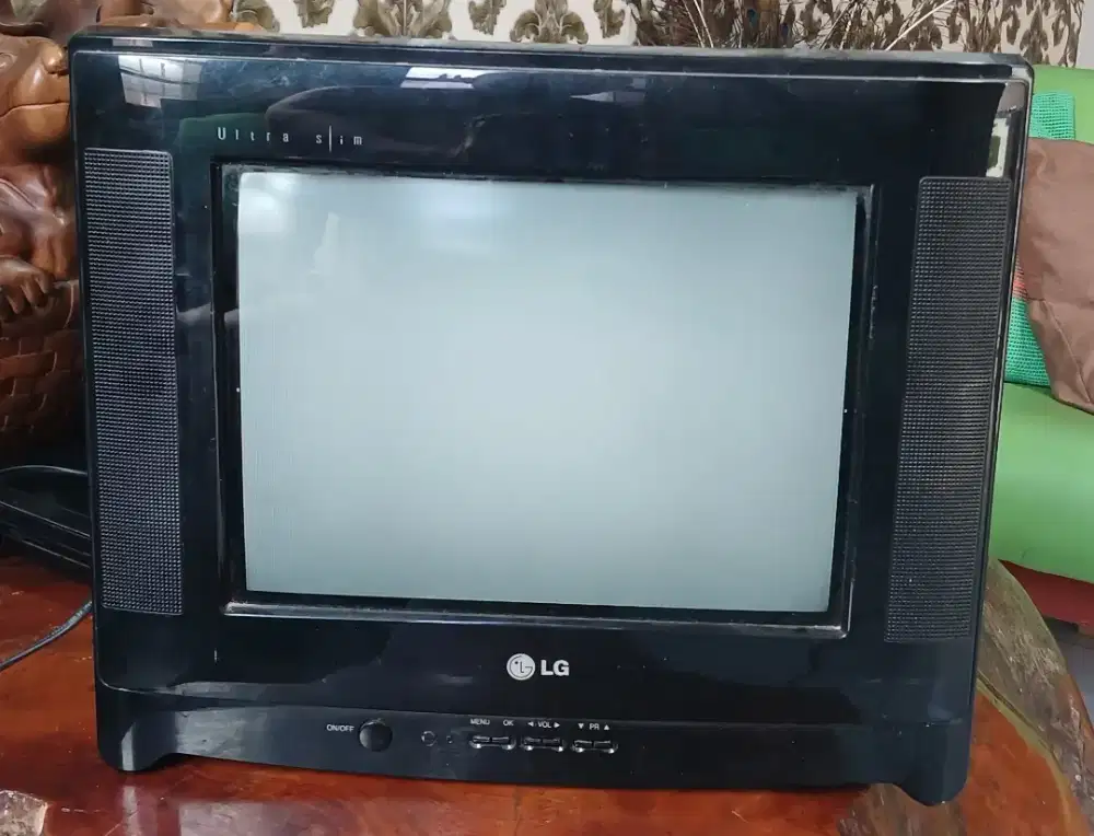 TV Tabung model flat 14 LG NYALA NORMAL SUARA GAMBAR OK minus remote