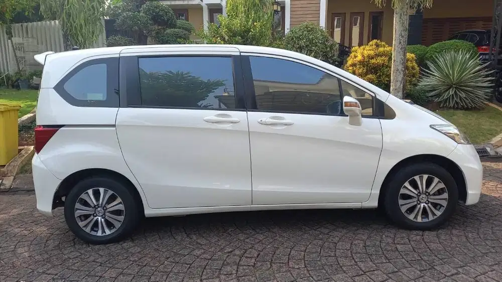 DIJUAL MOBIL HONDA FREED PSD 1.5 E AT 2012 PUTIH MUTIARA
