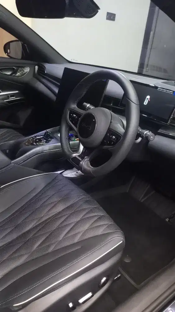 Karyawan Cuci Steam Mobil