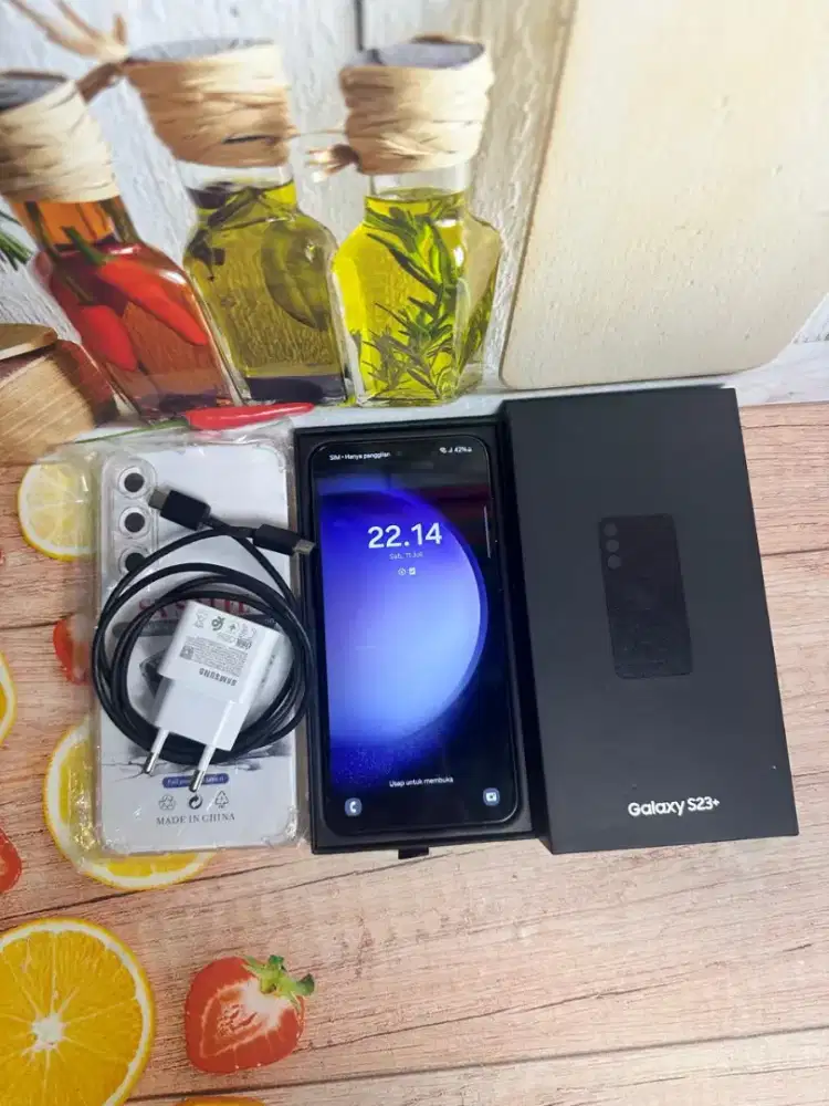 Jual hp likenew Samsung S23 plus 8/512 istimewa free adaptor n case