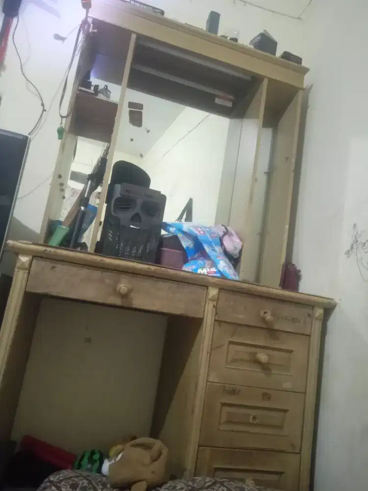 Lemari meja rias kaca