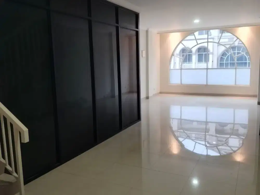 Disewakan ruko full 3 lt, panjang 13 meter Blok rrg , galaxy bekasi