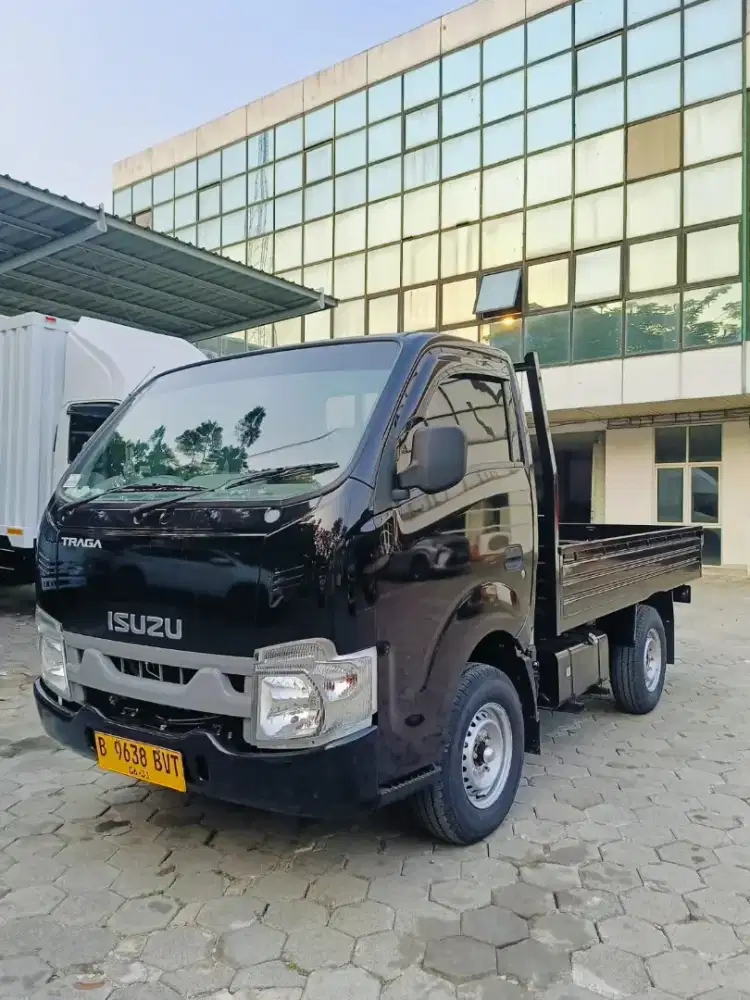 Traga Hitam Metallik