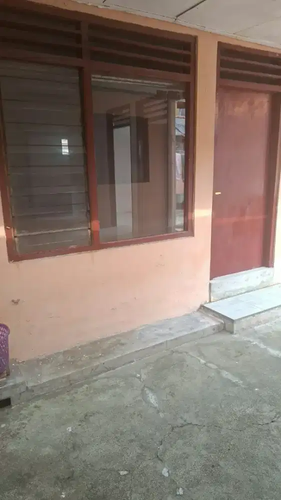Di kontrakan rumah, lokasi strategis Kayumanis,Jakarta Timur per tahun