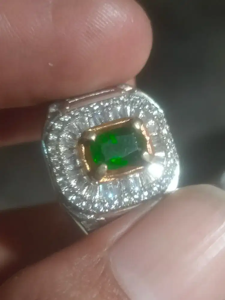 Di jual vivid green tsavorite