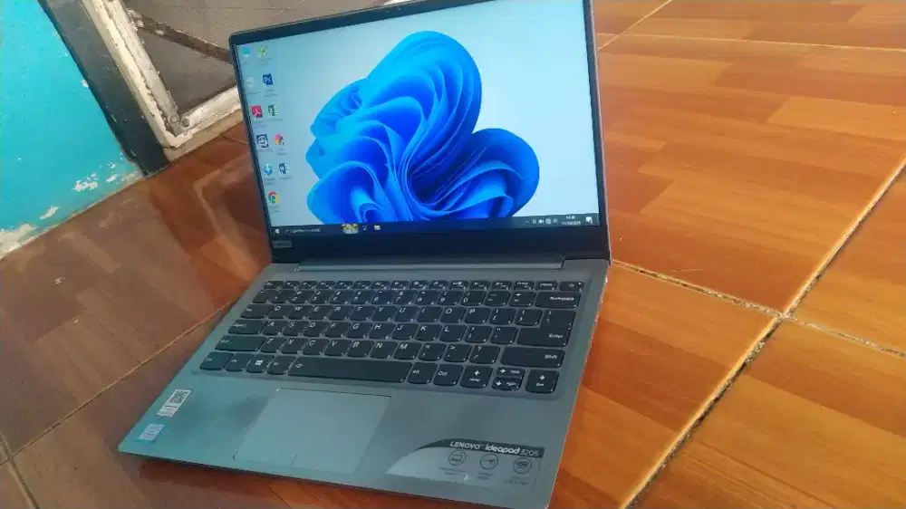 Lenovo Ideapad 320s Gen-8 Core i5 8250U 8gb Nvme128 Vga 2gb ddr5 mulus