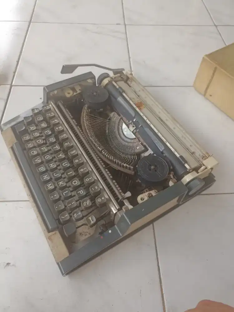 Mesin tik olympia tak berfungsi, karat, tinggal bersihin
