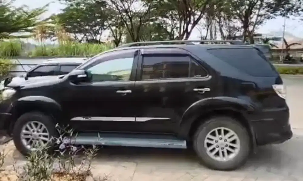 Dijual fortuner bensin TRD tahun 2012