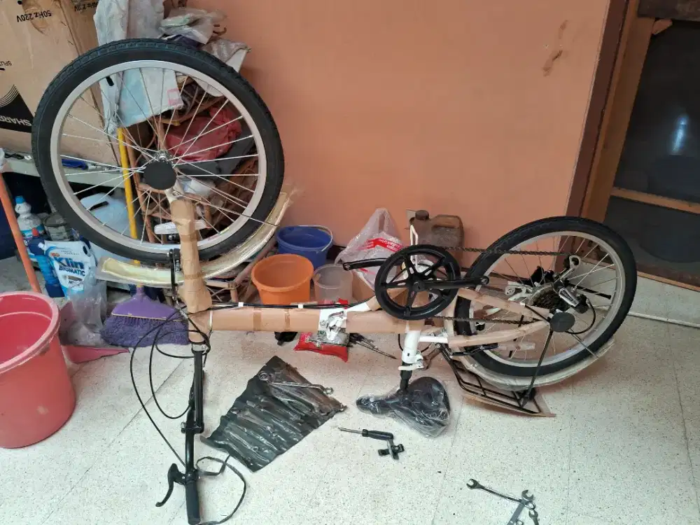 Jual sepeda lipat warna putih masih baru / belum pernah dipakai