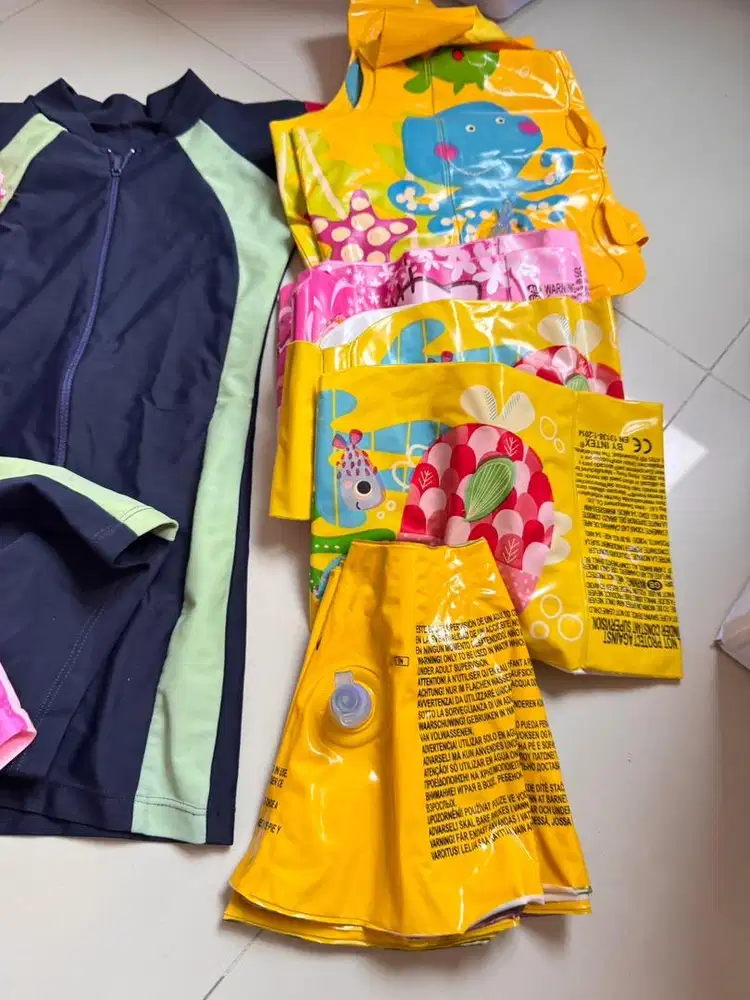 Baju renang anak dan pelampung