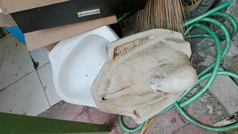 WC jongkok Putih