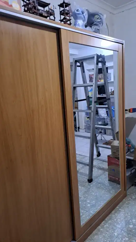 Lemari Pakaian dan Baju