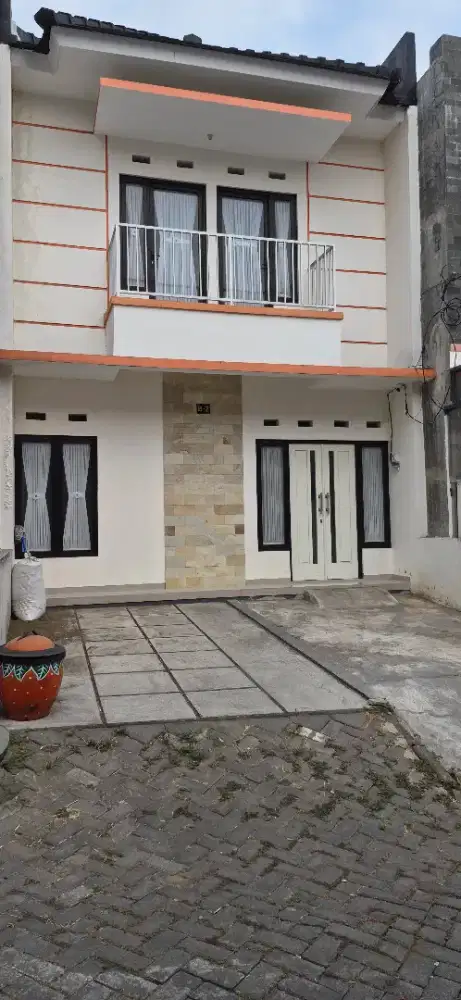 Disewakan rumah baru.plus 2 balkon atas spt vila