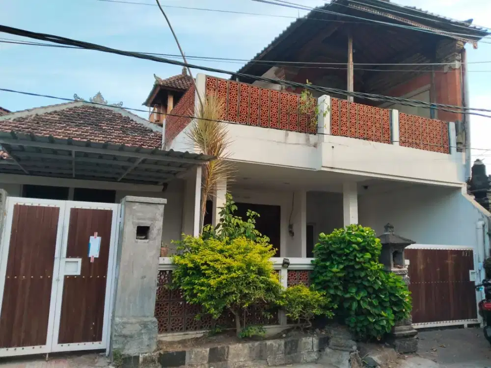 RUMAH LAMA 2 LANTAI DI JL PURI CANDRA ASRI SUKAWATI GIANYAR DEKAT PANTAI KETEWEL