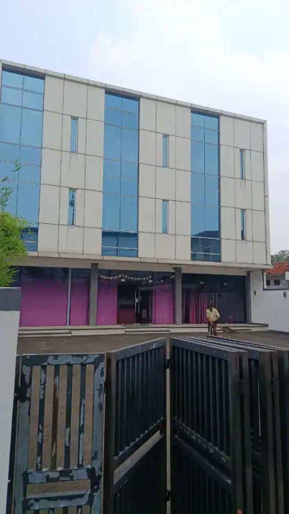 Dijual Tanah dan Bangunan Kantor Full Furnish Lokasi Strategis