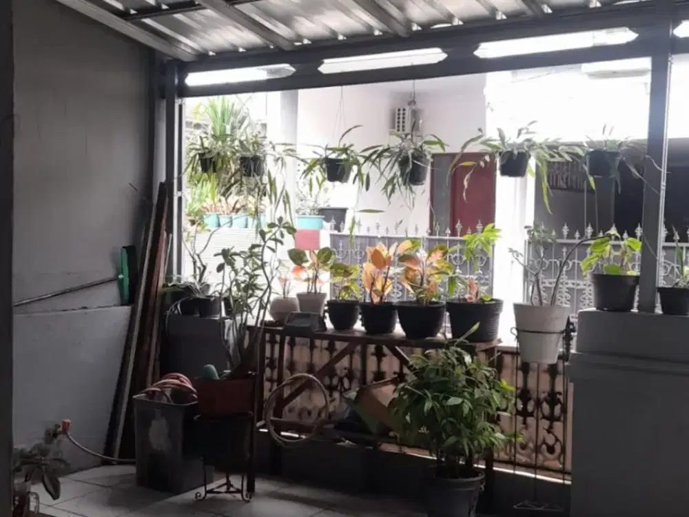 Disewakan Rumah Bangunan Lama dan Murah Full Furnished Nego, Di Perum Duta Indah Bekasi